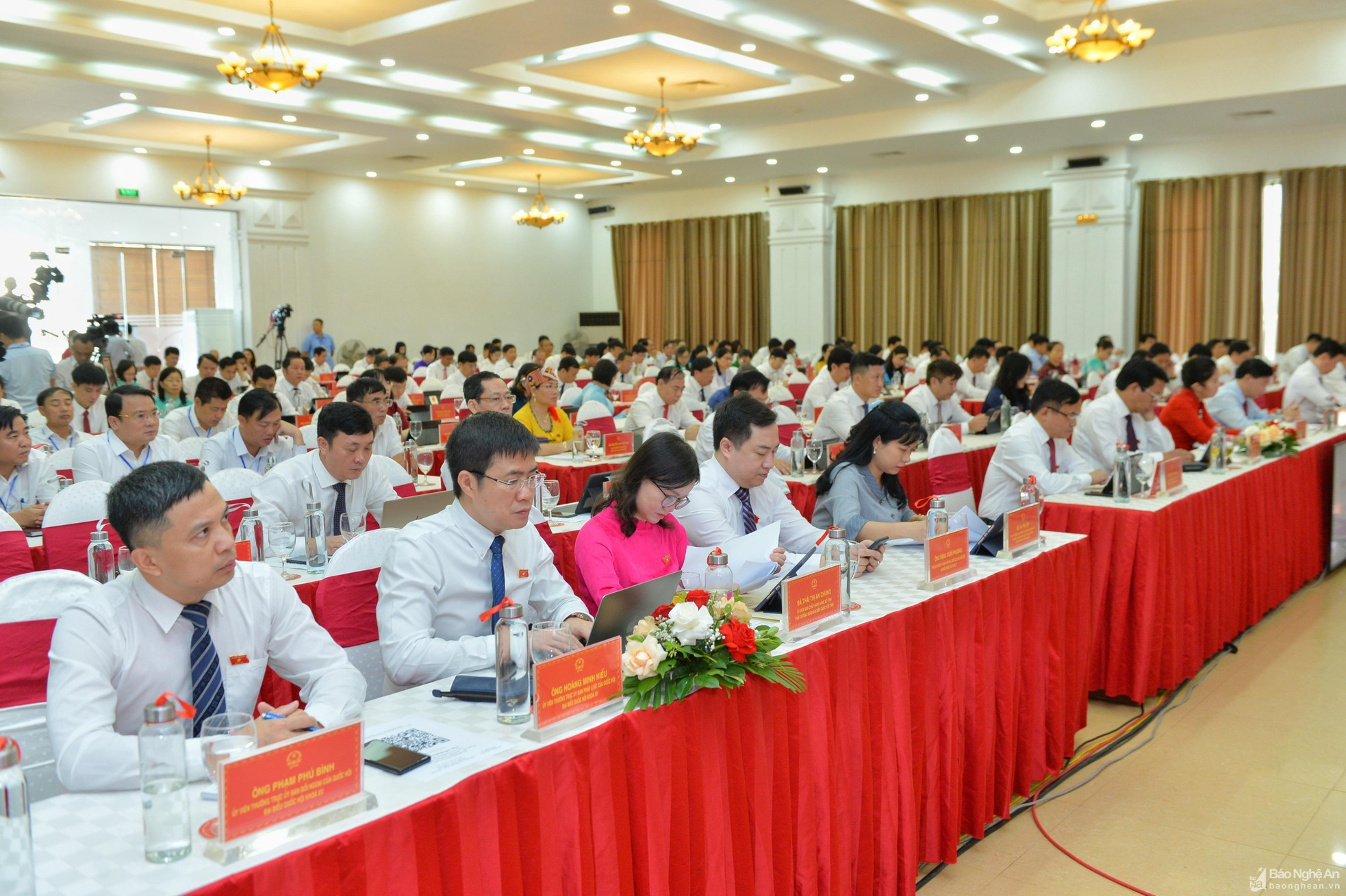 Nêu cao tinh thần đổi mới, trách nhiệm, phát huy trí tuệ, tích cực thảo luận, chất vấn, thể hiện chính kiến rõ ràng, tạo sự thống nhất cao ảnh 4