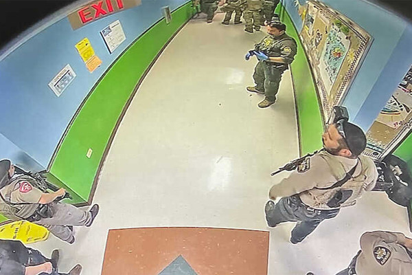Tiết lộ video vụ xả súng ở Mỹ khiến 19 trẻ thiệt mạng, cảnh sát tranh thủ khử khuẩn tay
