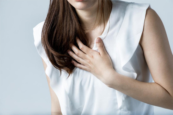 Người phụ nữ phát hiện bị đau tim khi cảm thấy áo quá chật