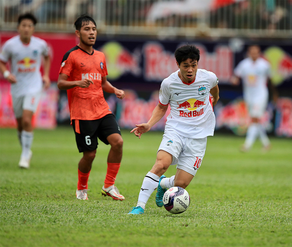 Sau khi ghi bàn thắng để giúp đội nhà chiến thắng tối thiểu trước Đà Nẵng ở vòng 6, Công Phượng đã dính chấn thương để không thể ra sân trong chuyến làm khách tới sân Thống Nhất gặp chủ nhà CLB TPHCM vào tối 16/7.
