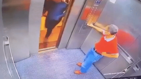 Nam thanh niên ‘no đòn’ vì bắt nạt cụ ông trong thang máy