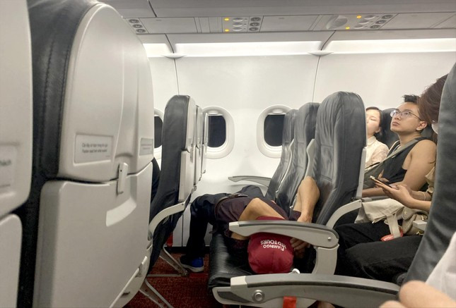 Hàng không quá tải, quay cuồng với giá vé, hủy chuyến ảnh 2