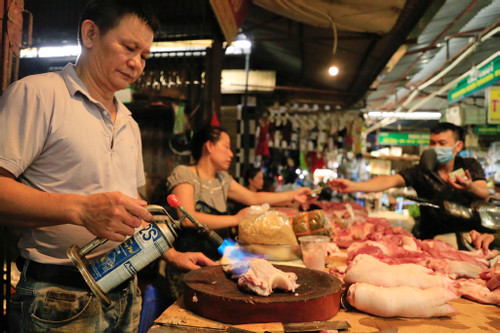 Giá xăng giảm nhưng rau, thịt, trứng ngoài chợ lại ngược chiều bất thường