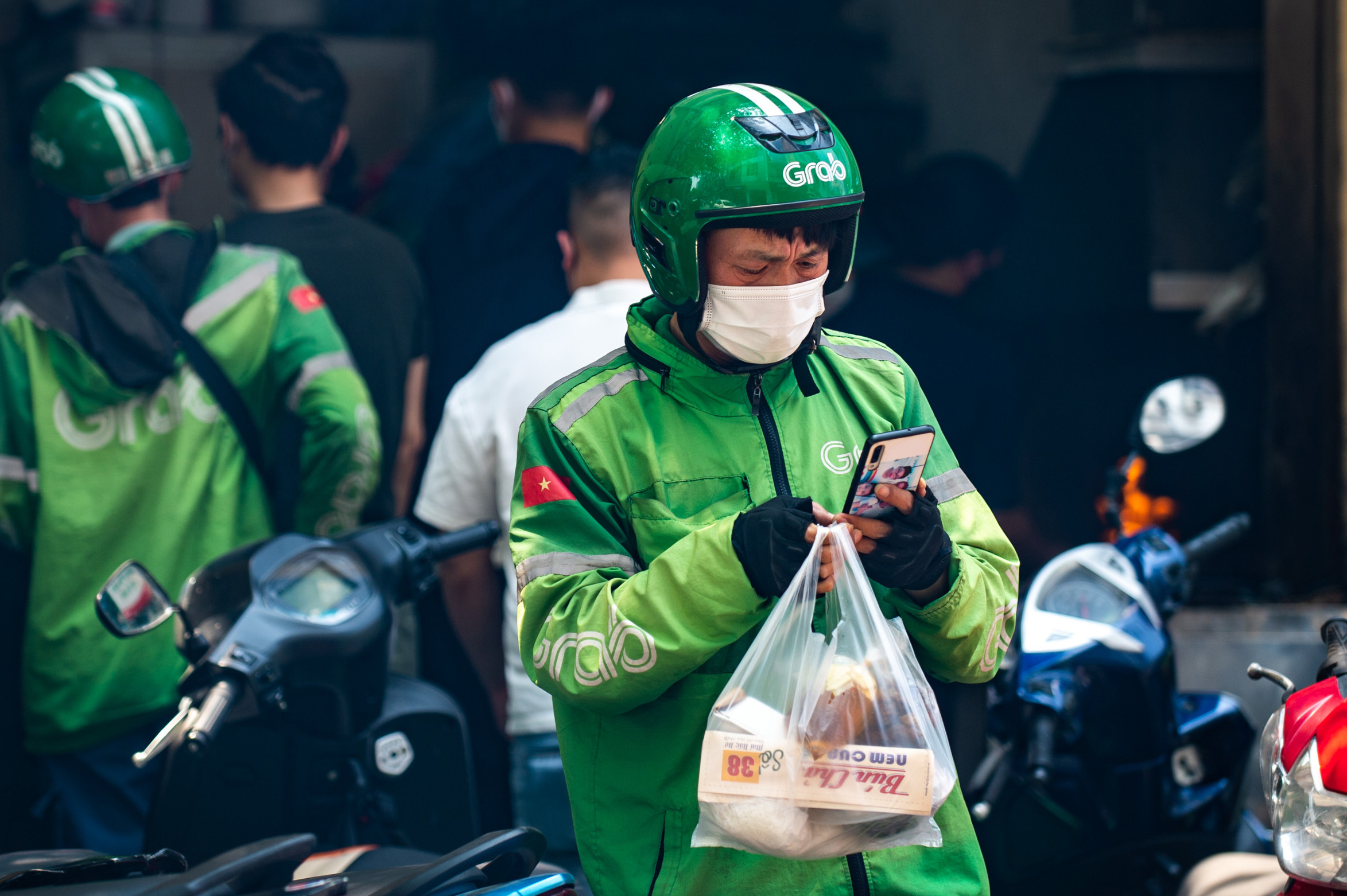 Grab, Be và Gojek đang thu những loại phụ phí gì?