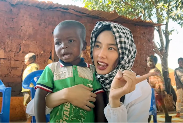 Em bé Angola hát tiếng Việt siêu đỉnh khiến Hoa hậu Thùy Tiên mê mẩn