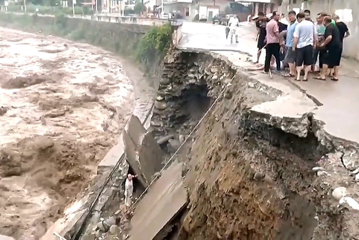 Giải cứu người dân bị rơi từ độ cao 8m do đường sập vì mưa bão
