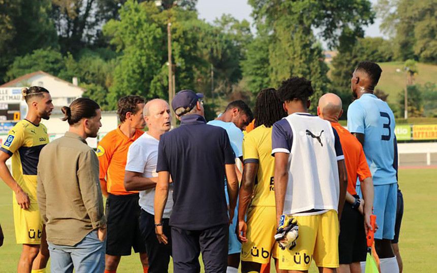 Quang Hải suýt ghi bàn ở trận đấu Pau bị đuổi 3 người