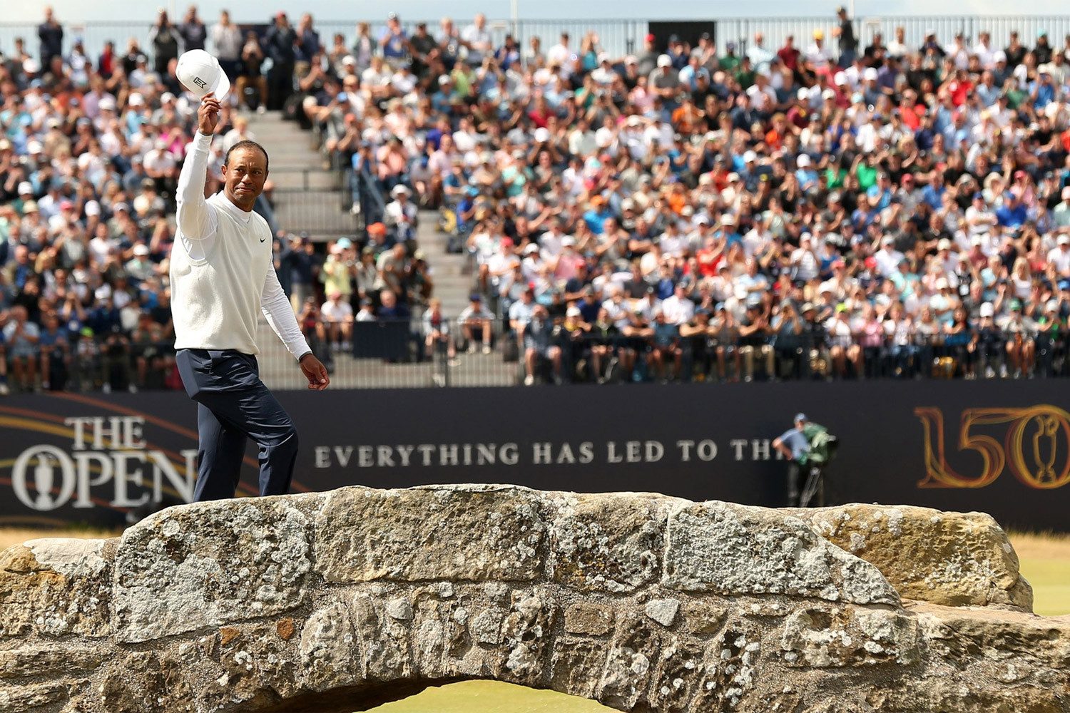 Tiger Woods rời The Open trong nước mắt