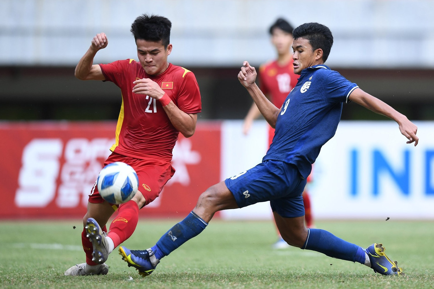 Chanathip động viên U19 Thái Lan sau khi thua U19 Việt Nam