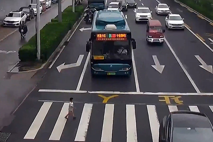 Tài xế xe buýt nhanh trí cứu sống cậu bé 4 tuổi băng qua đường