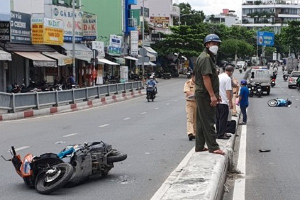 Ngã qua chiều đường ngược lại, người đàn ông bị xe máy lao tới tông chết