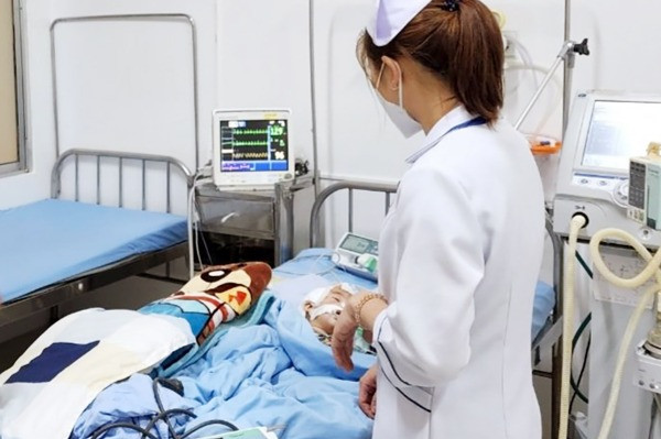 Bé gái 2 tuổi nghi bị bạo hành chấn thương sọ não