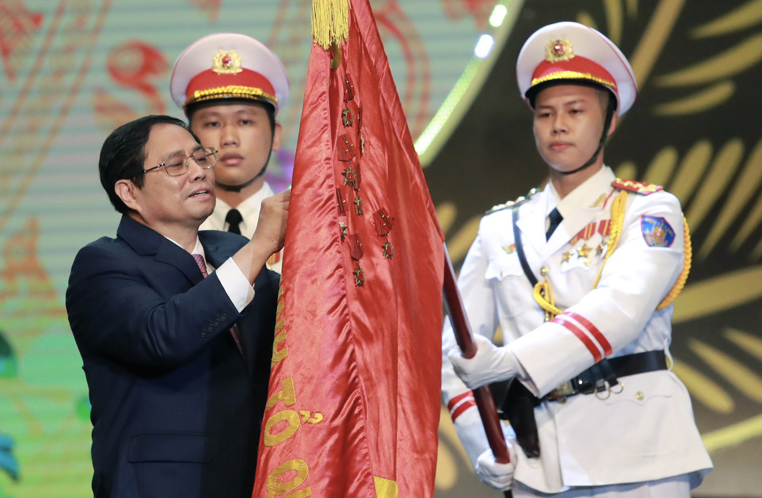 Thủ tướng Phạm Minh Chính trao Huân chương Hồ Chí Minh cho lực lượng Cảnh sát nhân dân