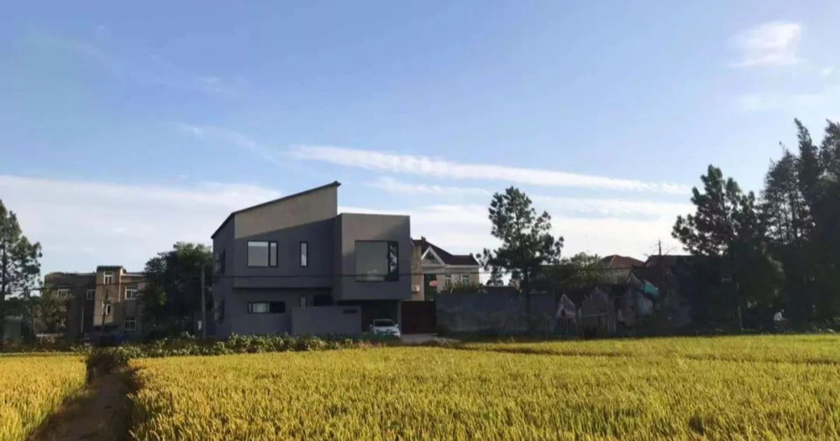 Vợ chồng làm nhà cạnh ruộng lúa đón thông gia 2 bên về sống an yên