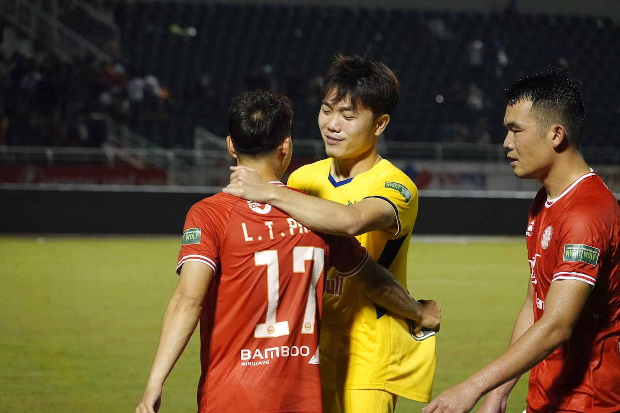 Tan trận đấu, Xuân Trường đã an ủi đồng đội cũ U19 Việt Nam là Lâm Ti Phông bên phía CLB TP.HCM 