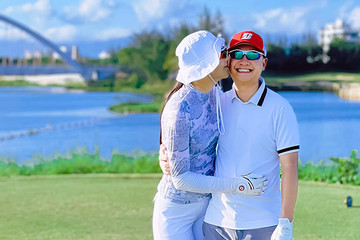 MC Mai Ngọc 'tình bể bình' với ông xã trên sân golf
