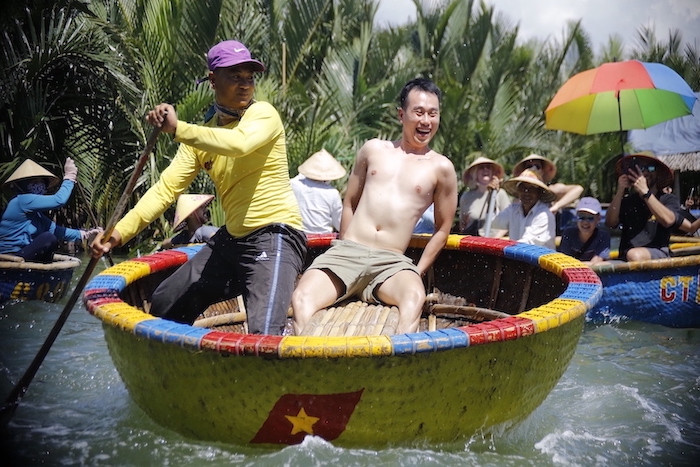 Trải nghiệm cảm giác mạnh xoay thúng vui nhộn ở rừng dừa