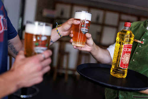 Nguồn cung khan hiếm, nhà hàng cho phép khách hàng thanh toán bia bằng dầu ăn