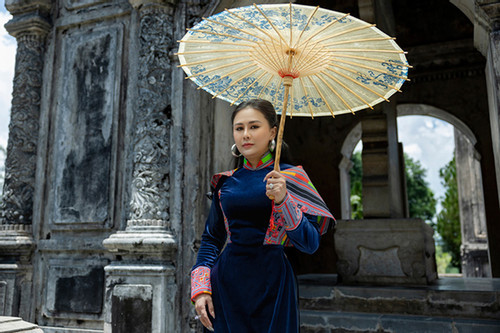 Người đẹp Lý Kim Ngân hoá nàng thơ với áo dài truyền thống tại Huế