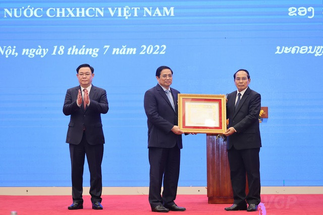 Thủ tướng, Chủ tịch Quốc hội nhận huân chương Vàng quốc gia Lào