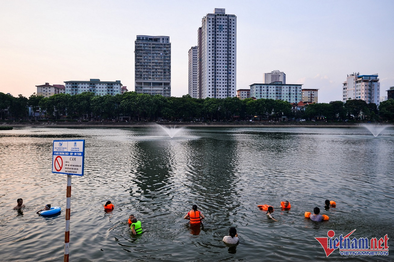Hai ngày cuối tuần, thời tiết tại Hà Nội ở mức từ 36-38 độ C, các địa điểm bơi lội bắt đầu nhiều người dân tìm đến giải nhiệt. Hình ảnh tại hồ Linh Đàm, quận Hoàng Mai. 