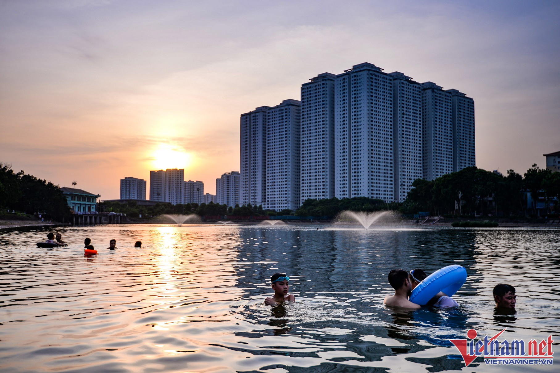 Thời điểm đông đúc nhất là vào khoảng 18h, vào lúc này mặt trời bắt đầu xuống, có nắng dịu.