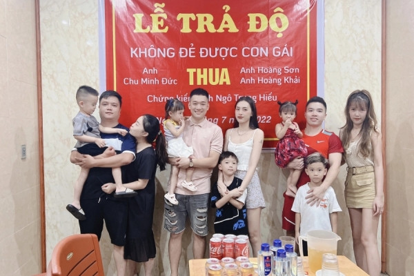 Những ông bố thách nhau 'không đẻ được con gái, đời không nể'