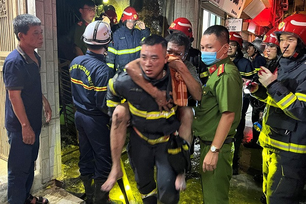 Nhà 5 tầng ở trung tâm Hà Nội cháy ngùn ngụt, cảnh sát cứu 4 người mắc kẹt