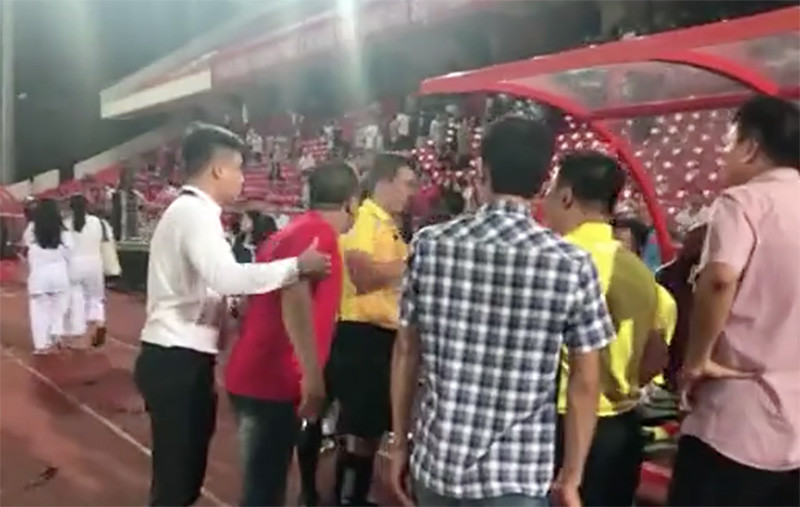 CĐV Hải Phòng lao xuống sân 'phun mưa' vào mặt trọng tài
