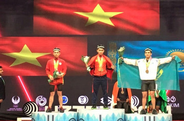 Young Vietnamese weightlifter breaks three world records