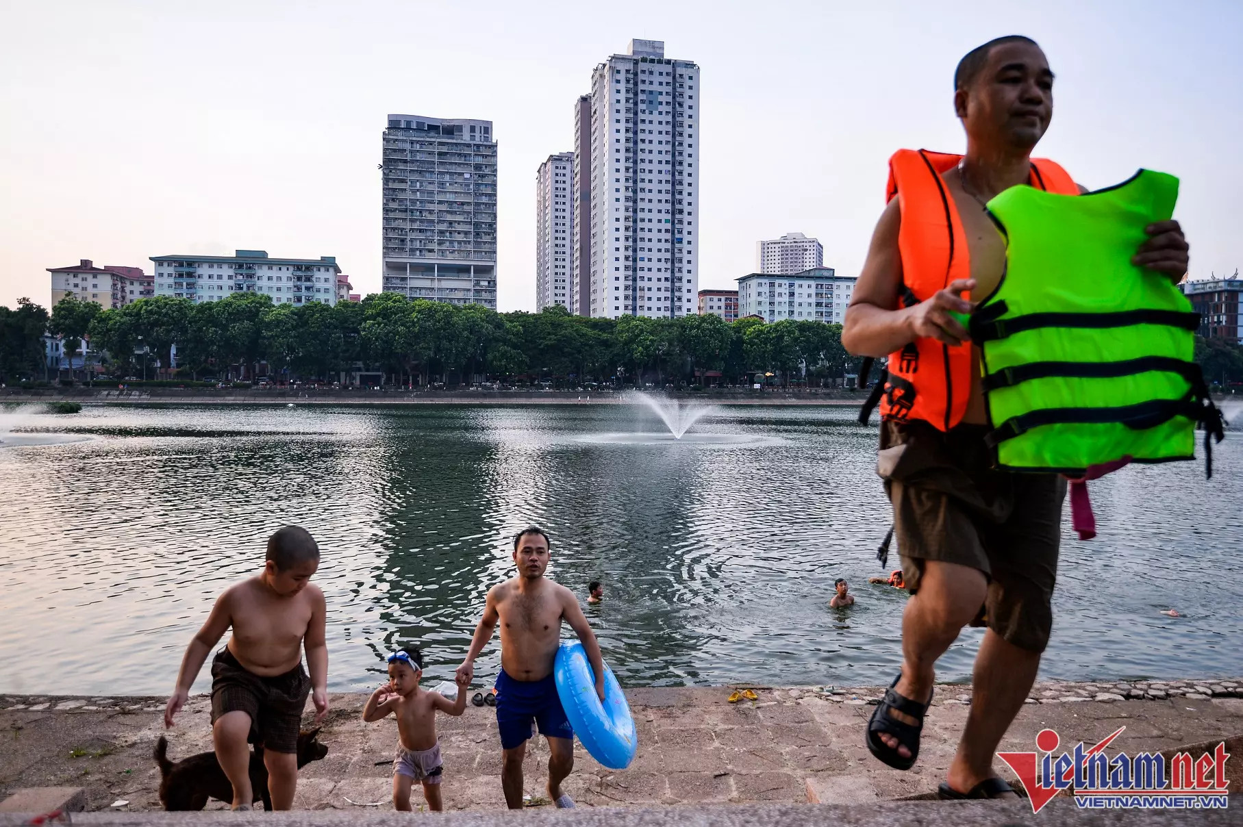 Dự báo thời tiết: Bắc Bộ nắng gay gắt, chiều tối mưa giông