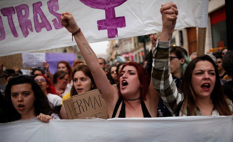Tây Ban Nha: 4.000 người sập bẫy đường dây tống tiền tình dục