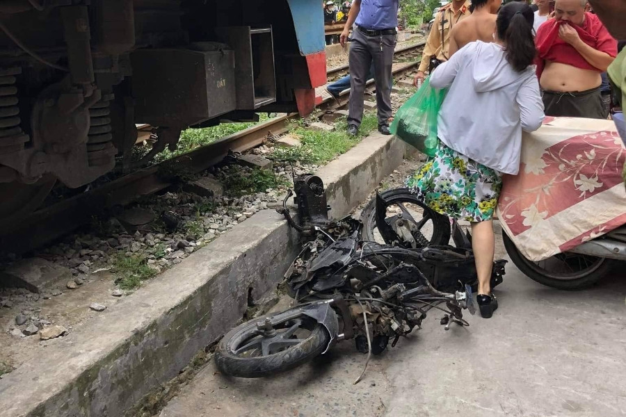 Hà Nội: Chạy xe máy từ ngõ ra đường Lê Duẩn, bị tàu hỏa tông chết thương tâm