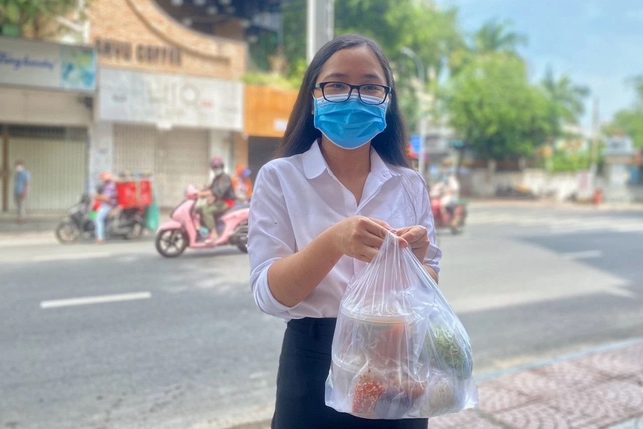 dan van phong o tphcm an trua anh 3