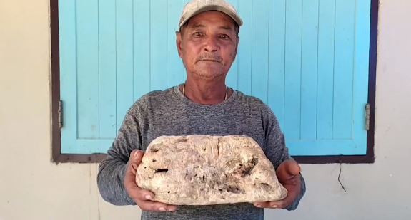 Đi dạo ở bãi biển, người đàn ông nhặt được