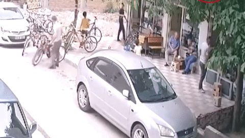 Bé trai 1 tuổi rơi từ ban công tầng 2 trúng lưng người đàn ông