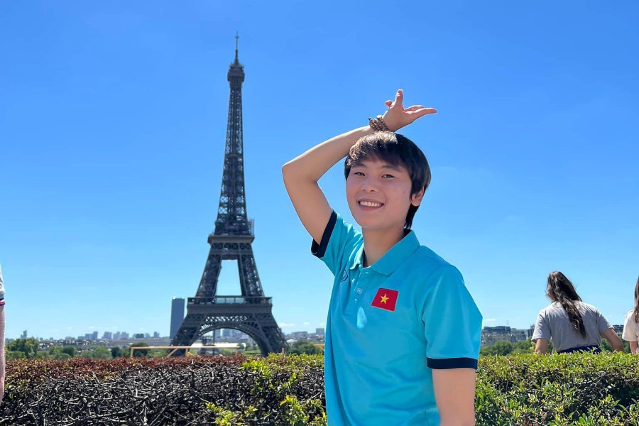 Tuyển thủ nữ Việt Nam 'sống ảo' bên tháp Eiffel