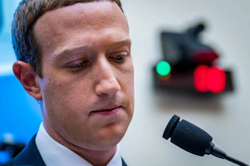 Zuckerberg thanh lọc nhân sự, tìm cách cứu Facebook
