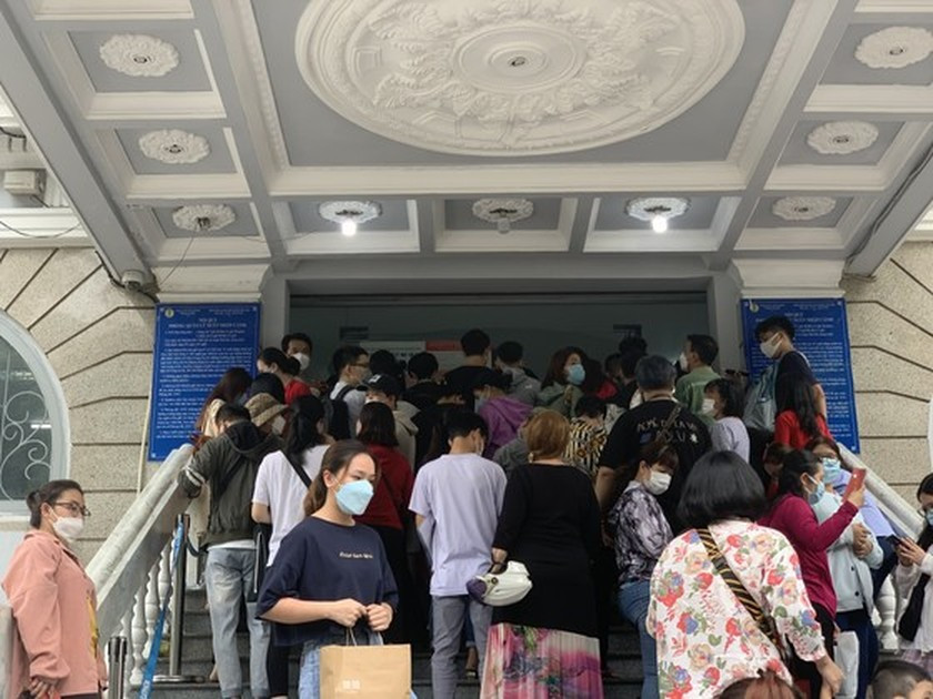 People in HCMC wait in long queues at passport office on July 1 ảnh 1