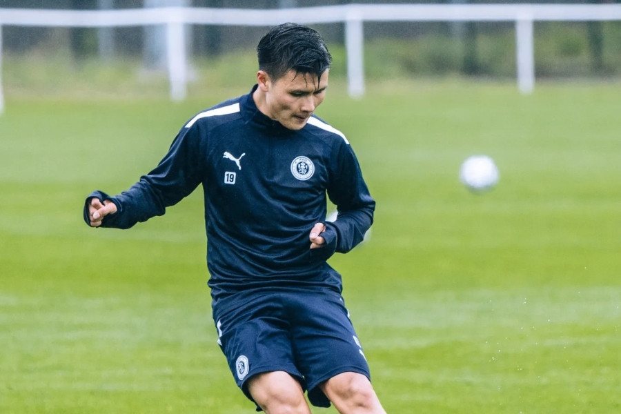 Quang Hải kiến tạo thành bàn trong buổi tập ở Pau FC