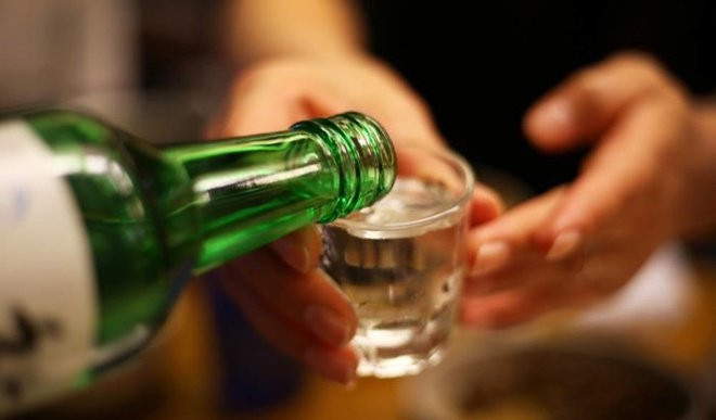 Có cách nào khắc phục tình trạng thận phải hoạt động hết công suất khi uống rượu?
