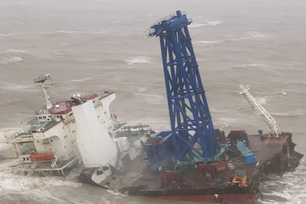 Tàu gãy làm đôi ngoài khơi Hong Kong, 27 người mất tích