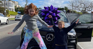 Cô bé 10 tuổi có công ty riêng, tậu xe sang Mercedes giá 270 nghìn USD