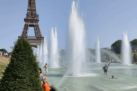 Pháp chìm trong nắng nóng như 'hoả ngục', du khách bơi lội dưới chân tháp Eiffel