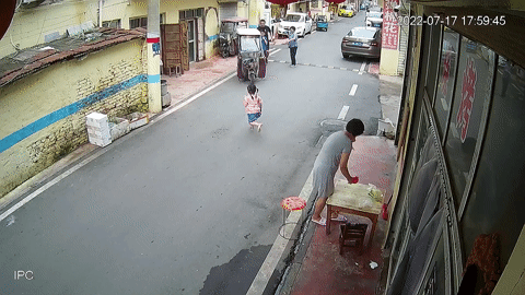 Cậu bé 3 tuổi tò mò trèo lên xe ba bánh rồi đâm vỡ cửa kính nhà hàng đối diện