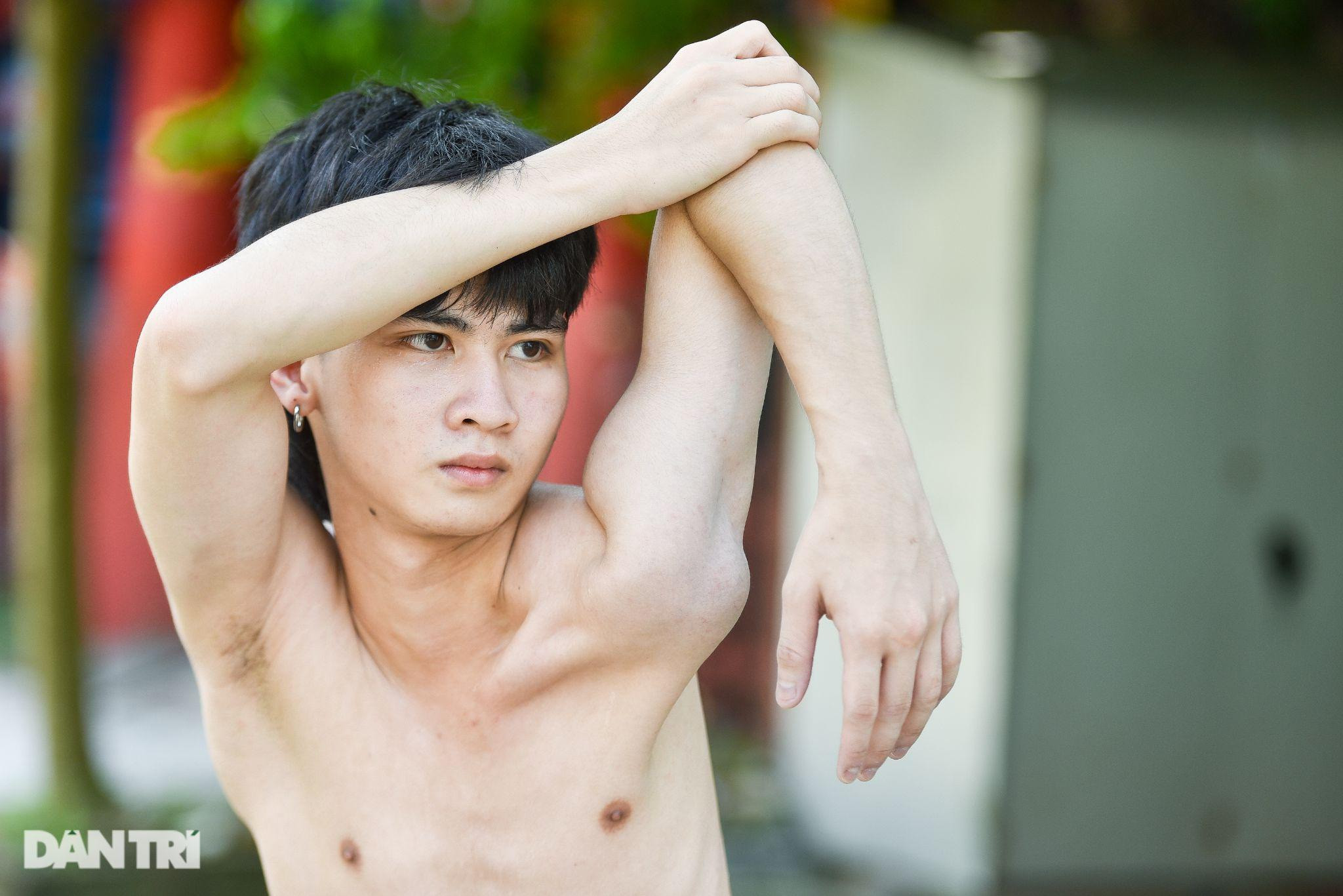 Dị nhân không xương ở Hà Nội, mất vài giây lật ngược cổ, vai - 11