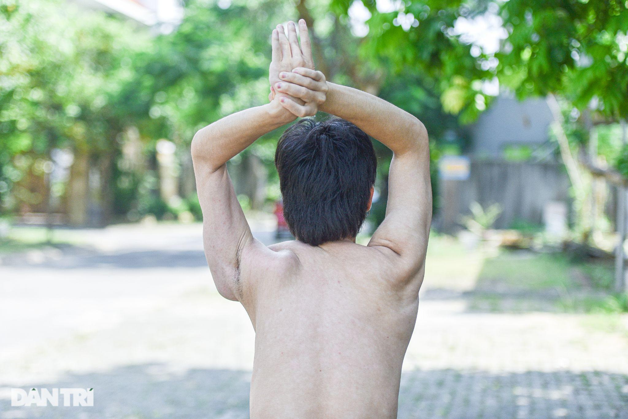 Dị nhân không xương ở Hà Nội, mất vài giây lật ngược cổ, vai - 6