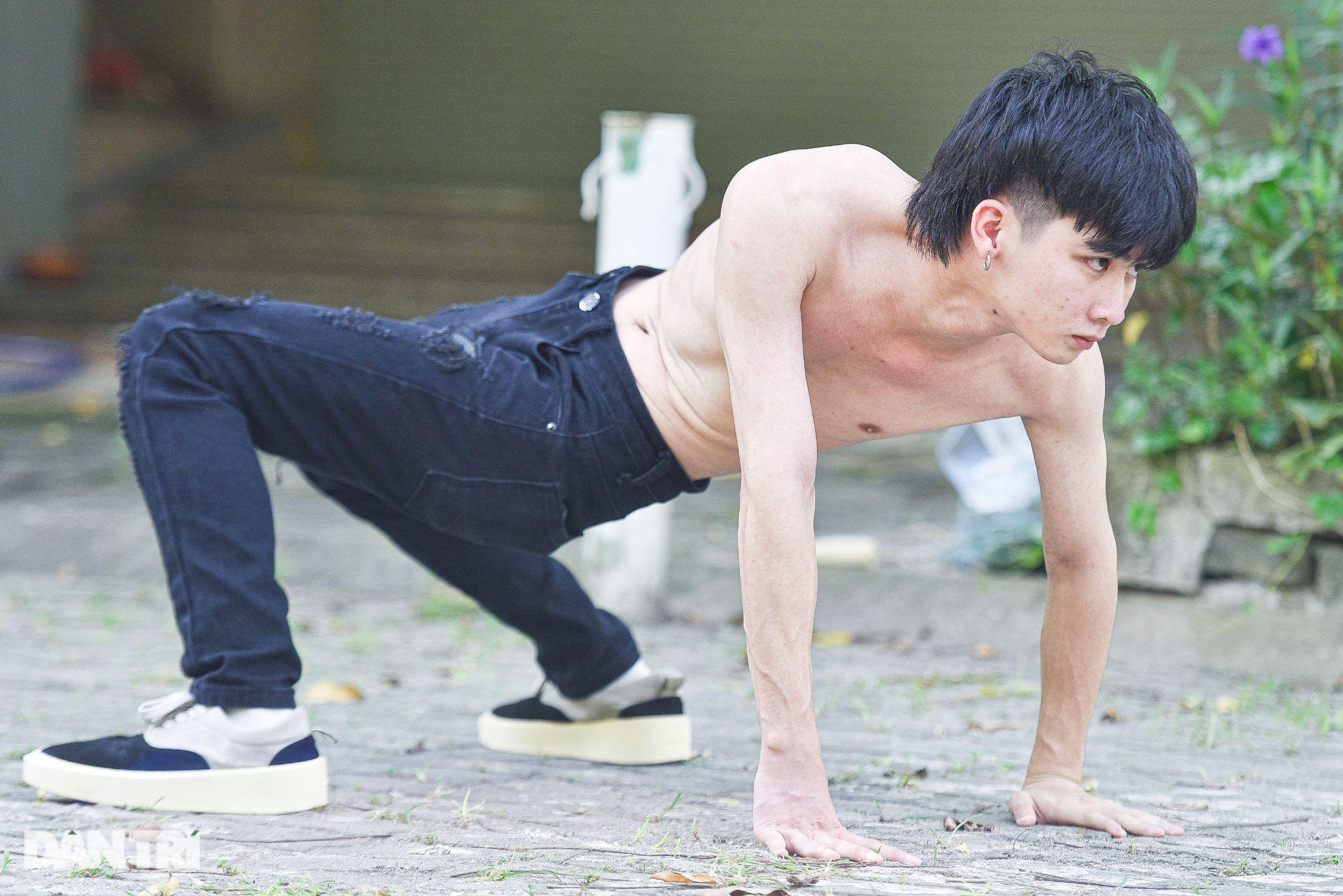 Dị nhân không xương ở Hà Nội, mất vài giây lật ngược cổ, vai - 10