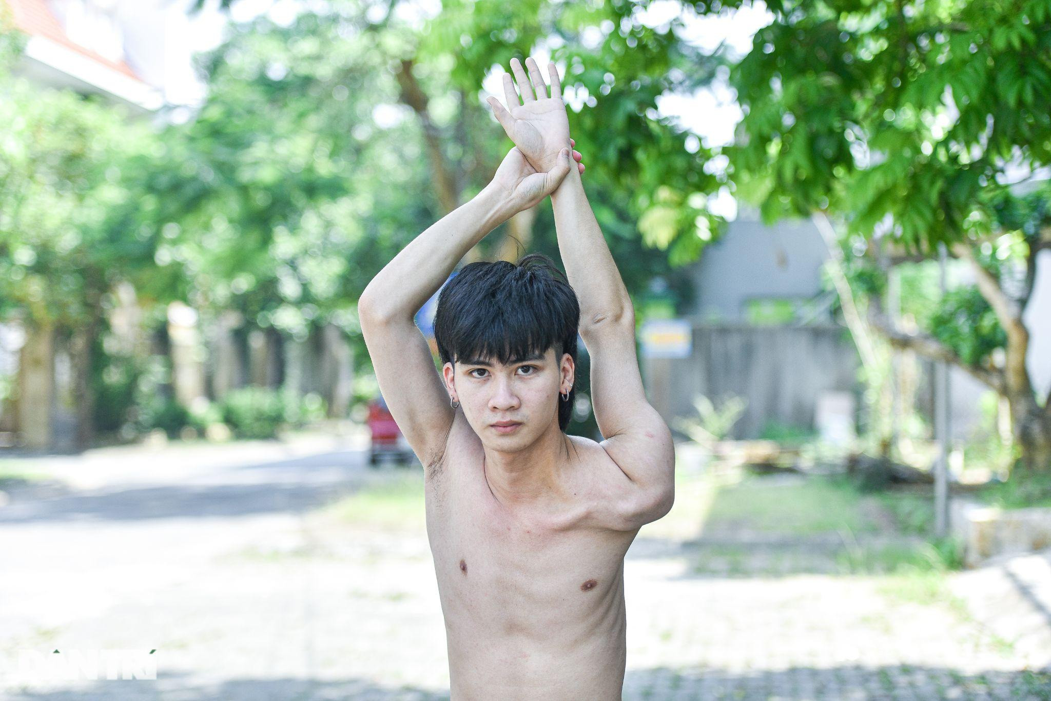 Dị nhân không xương ở Hà Nội, mất vài giây lật ngược cổ, vai - 1