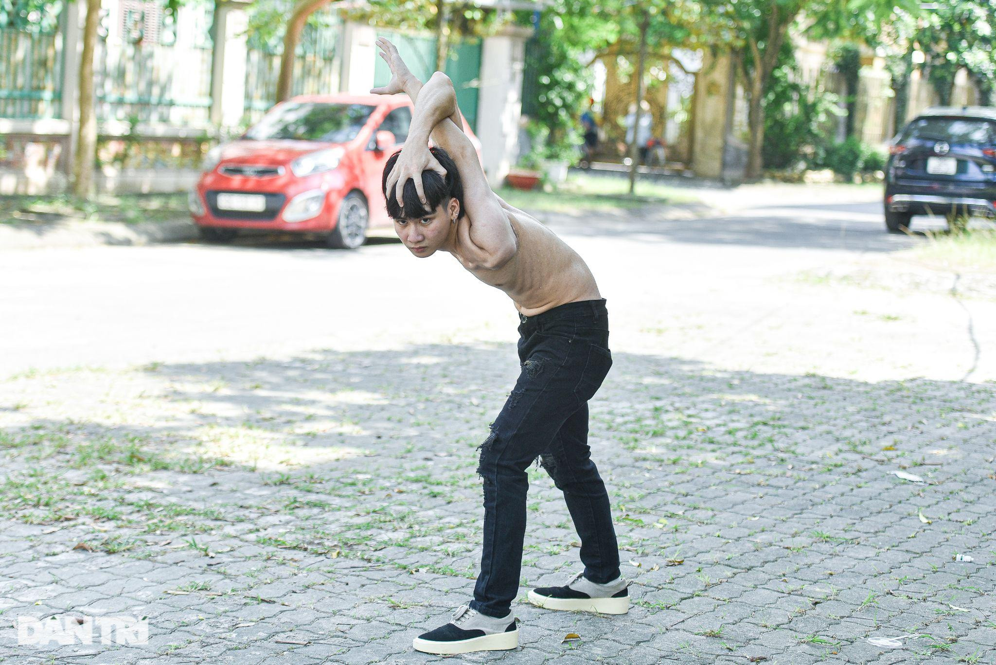 Dị nhân không xương ở Hà Nội, mất vài giây lật ngược cổ, vai - 2